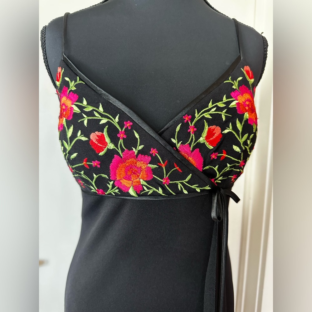 De Laru Long Black Dress w/Embroidered Flower Bodice. Size 5/6.
